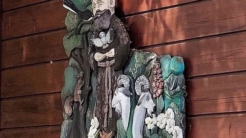Wóz w Łyskowie, w którym znajdują się ule do apiterapii. Fot. Żaneta Walentyn/PR PiK