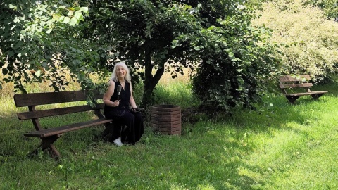 Autorka reportażu przy ścieżce zdrowia w Łyskowie. Fot. Bartosz Walentyn
