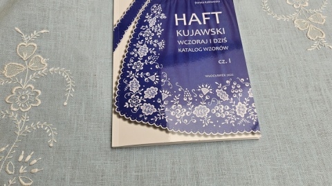 Pani Grażyna Komosińska-Maksymowicz tworzy serwety ozdobione haftem kujawskim. Fot. Adriana Andrzejewska-Kuras/PR PiK