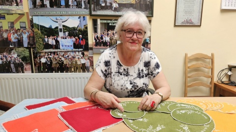 Pani Grażyna Komosińska-Maksymowicz tworzy serwety ozdobione haftem kujawskim. Fot. Adriana Andrzejewska-Kuras/PR PiK