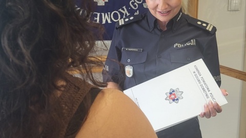 Pierwszy Zastępca Komendanta Powiatowego Policji w Golubiu-Dobrzyniu, mł. insp. Wioletta Dąbrowska, przekazała podziękowania i wręczyła upominek młodej mieszkance powiatu golubsko-dobrzyńskiego. Fot. golub-dobrzyn.policja.gov.pl