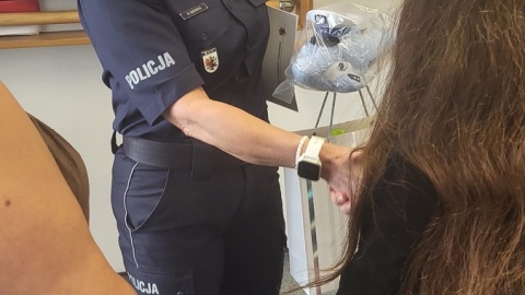 Pierwszy Zastępca Komendanta Powiatowego Policji w Golubiu-Dobrzyniu, mł. insp. Wioletta Dąbrowska, przekazała podziękowania i wręczyła upominek młodej mieszkance powiatu golubsko-dobrzyńskiego. Fot. golub-dobrzyn.policja.gov.pl