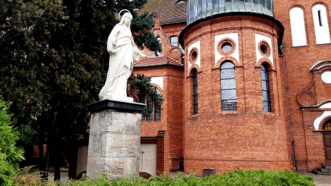 Figura Matki Boskiej przed Kościołem Św. Trójcy w Bydgoszczy. Jak podają źródła, rzeźba autorstwa Piotra Trieblera. Fot. Henryk Żyłkowski/arch. PR PiK