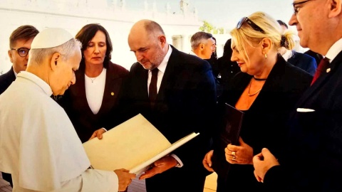 Księgę z życzeniami od seniorów przekazali na ręce Leona XIV przedstawiciele samorządu Województwa Kujawsko-Pomorskiego. Fot. nadesłane