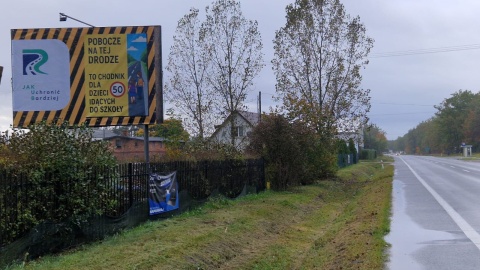 Banery przy drodze krajowej nr 80, od Czarnowa do Pędzewa. Fot. facebook.com/Stowarzyszenie JAK Uchronić Bardziej