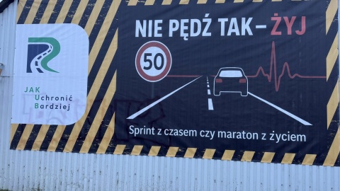 Banery przy drodze krajowej nr 80, od Czarnowa do Pędzewa. Fot. facebook.com/Stowarzyszenie JAK Uchronić Bardziej