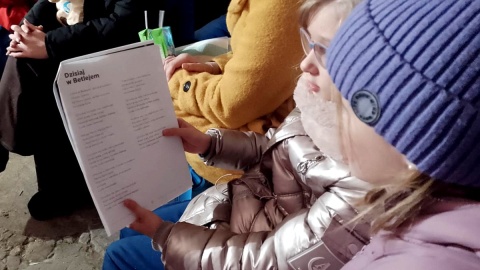Wśród śpiewających kolędy w ponad 100-letniej stajni w Łobdowie nie zabrakło dzieci. Fot. Michał Zaręba/PR PiK