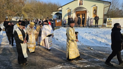 Po porannym święceniu wody, procesja z udziałem biskupa greckokatolickiego przechodzi ulicami Torunia z cerkwi nad Wisłę, gdzie odbywa się uroczystość. Fot. Adriana Andrzejewska-Kuras/PR PiK