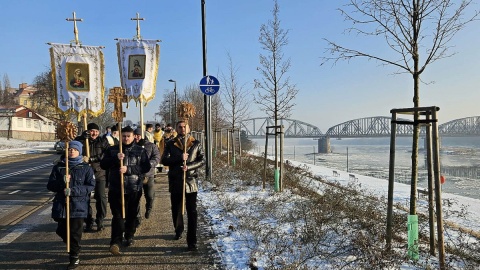 Po porannym święceniu wody, procesja z udziałem biskupa greckokatolickiego przechodzi ulicami Torunia z cerkwi nad Wisłę, gdzie odbywa się uroczystość. Fot. Adriana Andrzejewska-Kuras/PR PiK