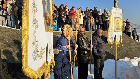 Po porannym święceniu wody, procesja z udziałem biskupa greckokatolickiego przechodzi ulicami Torunia z cerkwi nad Wisłę, gdzie odbywa się uroczystość. Fot. Adriana Andrzejewska-Kuras/PR PiK