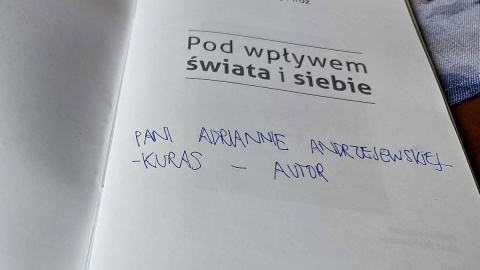 Książka Bartłomieja Mroza ze specjalną dedykacją. Fot. Adriana Andrzejewska-Kuras/PR PiK