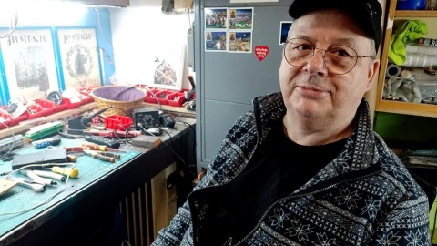 Od lat szopką opiekuje się i nieustannie ją wzbogaca Leszek Gawarkiewicz. Fot. Michał Zaręba/PR PiK
