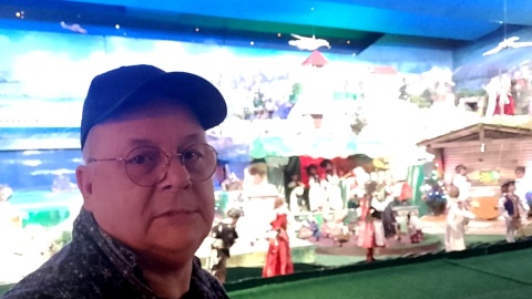 Od lat szopką opiekuje się i nieustannie ją wzbogaca Leszek Gawarkiewicz. Fot. Michał Zaręba/PR PiK