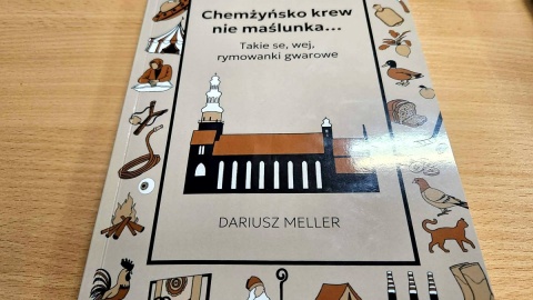 Książka pisana gwarą chełmińską, autorstwa Dariusza Mellera. Fot. Adriana Andrzejewska-Kuras/PR PiK