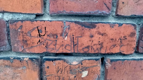 Ślady historii na murach dawnej pruskiej ujeżdżalni koni. Fot. Michał Zaręba/PR PiK