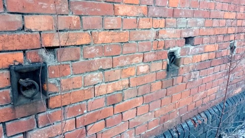 Ślady historii na murach dawnej pruskiej ujeżdżalni koni. Fot. Michał Zaręba/PR PiK