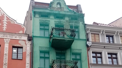 Fragment elewacji oderwał się od jednej z kamienic i runął na chodnik. Fot. Michał Zaręba/PR PiK