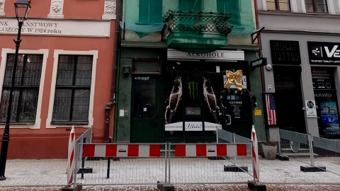 Fragment elewacji oderwał się od jednej z kamienic i runął na chodnik. Fot. Michał Zaręba/PR PiK