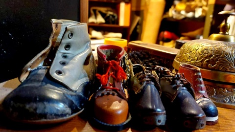 W warsztacie tego szewca, obok butów i kopyt, znaleźć można najnowszy repertuar opery. Fot. Dorota Witt/PR PiK