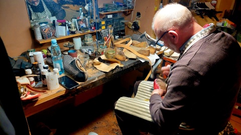 W warsztacie tego szewca, obok butów i kopyt, znaleźć można najnowszy repertuar opery. Fot. Dorota Witt/PR PiK