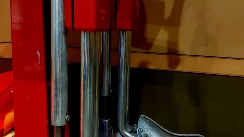 W warsztacie tego szewca, obok butów i kopyt, znaleźć można najnowszy repertuar opery. Fot. Dorota Witt/PR PiK