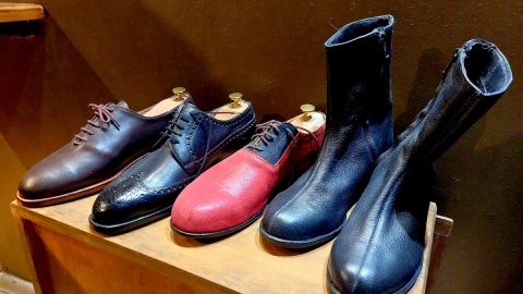 W warsztacie tego szewca, obok butów i kopyt, znaleźć można najnowszy repertuar opery. Fot. Dorota Witt/PR PiK