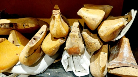 W warsztacie tego szewca, obok butów i kopyt, znaleźć można najnowszy repertuar opery. Fot. Dorota Witt/PR PiK