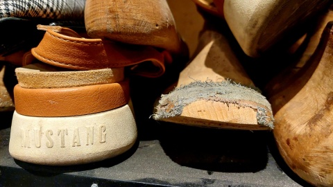 W warsztacie tego szewca, obok butów i kopyt, znaleźć można najnowszy repertuar opery. Fot. Dorota Witt/PR PiK