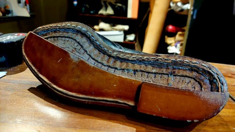 W warsztacie tego szewca, obok butów i kopyt, znaleźć można najnowszy repertuar opery. Fot. Dorota Witt/PR PiK