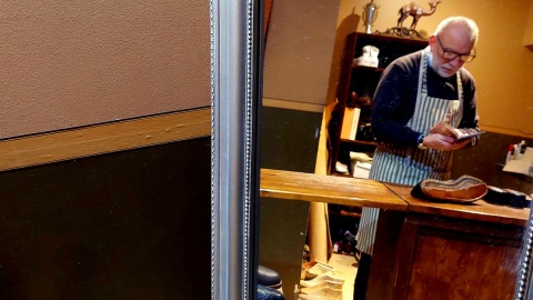 W warsztacie tego szewca, obok butów i kopyt, znaleźć można najnowszy repertuar opery. Fot. Dorota Witt/PR PiK