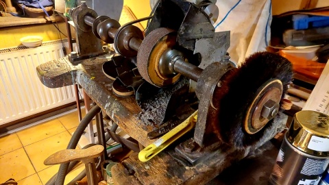 W warsztacie tego szewca, obok butów i kopyt, znaleźć można najnowszy repertuar opery. Fot. Dorota Witt/PR PiK