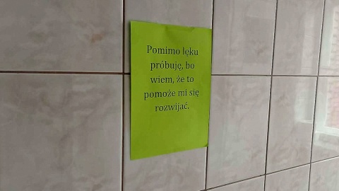 W różnych miejscach touńskiego liceum można było znaleźć bardzo ważne prawdy. Fot. Michał Zaręba/PR PiK