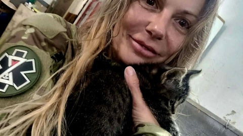 Justyna Gotowicz, wolontariuszka fundacji „W międzyczasie”, w trakcie zadań w warunkach wojennych pomaga również zwierzętom. Fot. nadesłane