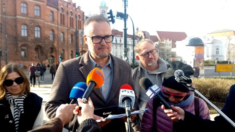 Przed mikrofonem Łukasz Broniszewski, działacz społeczny, współautor petycji przeciwko hałasowi z toruńskiego „MotoParku”. Fot. Michał Zaręba/PR PiK