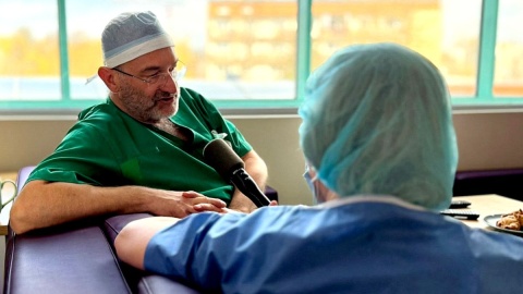 O najnowocześniejszej w Europie sali operacyjnej opowiadał prof. Wojciech Pawliszak. Fot. Izabela Langner/PR PiK