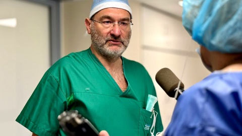 O najnowocześniejszej w Europie sali operacyjnej opowiadał prof. Wojciech Pawliszak. Fot. Izabela Langner/PR PiK