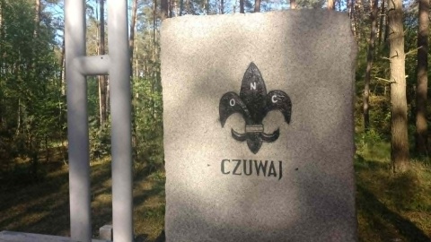 Społecznicy chcą przywrócić harcerski krzyż na mogile w Olku koło Torunia, gdzie znajdują się prochy zamordowanych przez Niemców harcerzy/fot. Michał Zaręba