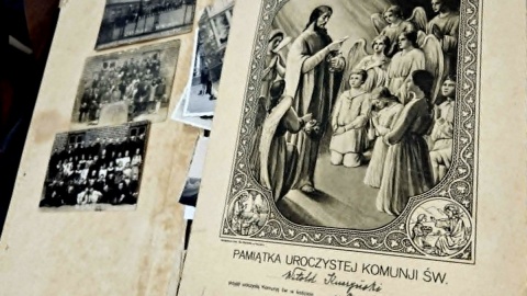 Zdjęcia sprzed niemal stu lat, odnaleziono przy okazji remontu budynku dawnej szkoły w Osówce. Fot. Adriana Andrzejewska-Kuras/PR PiK