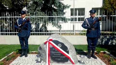 Tablicę pamiątkową poświęconą sierżantowi Piotrowi Dulkiewiczowi, odsłoniętonie przy Komendzie Miejskiej Policji w Toruniu. Fot. Michał Zaręba/PR PiK