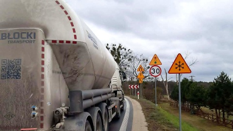 Droga Wojewódzka nr 254 ma nową nawierzchnię, ale szereg ograniczeń prędkości. Fot. nadesłane