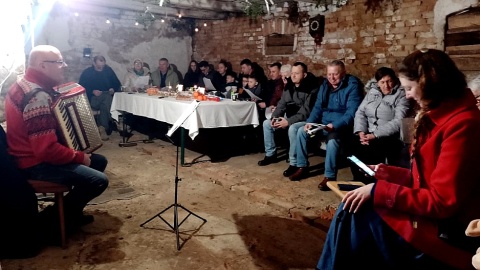 Pan Sławomir Rewer i mieszkańcy Łobdowa spotkali się w ponad 100-letniej stajni. Fot. Michał Zaręba/arch. PR PiK