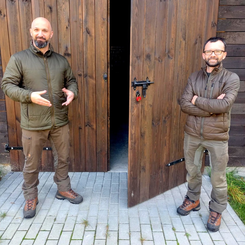 „Czasem zdarza się cud”. Na zdjęciu: Michał Wojcieszkiewicz z Nadleśnictwa Zamrzenica (L) i opiekun ośrodka Hubert Zienowski z Leśnictwa Jeleniagóra (P). Fot. Michał Słobodzian/arch. PR PiK