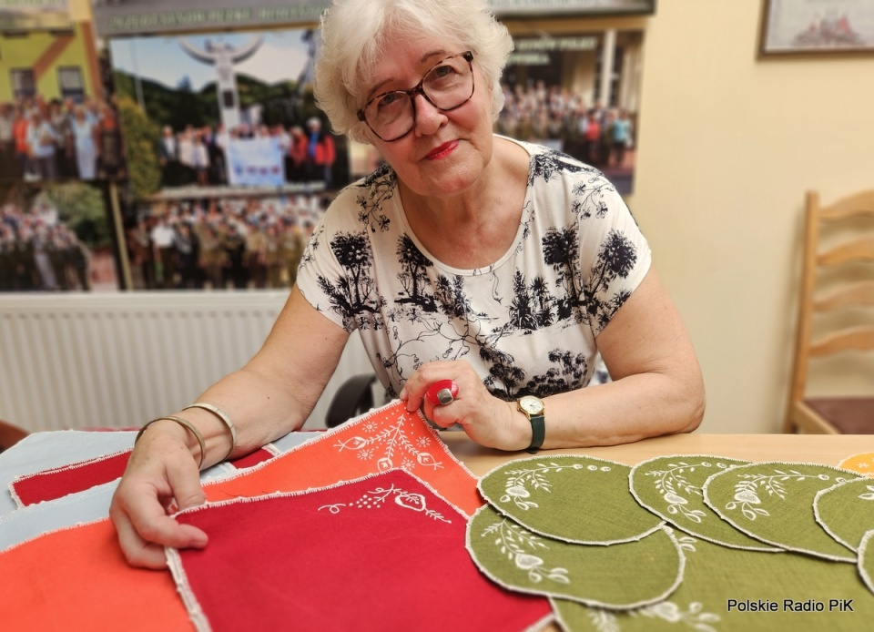 Pani Grażyna Komosińska-Maksymowicz tworzy serwety ozdobione haftem kujawskim. Fot. Adriana Andrzejewska-Kuras/PR PiK