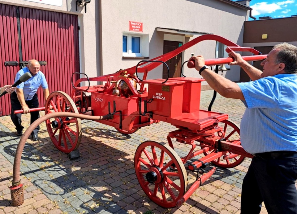 Ponad stuletnia dwukonna „sikawka”, duma Ochotniczej Straży Pożarnej w Lubczy. Fot. Żaneta Walentyn/PR PiK