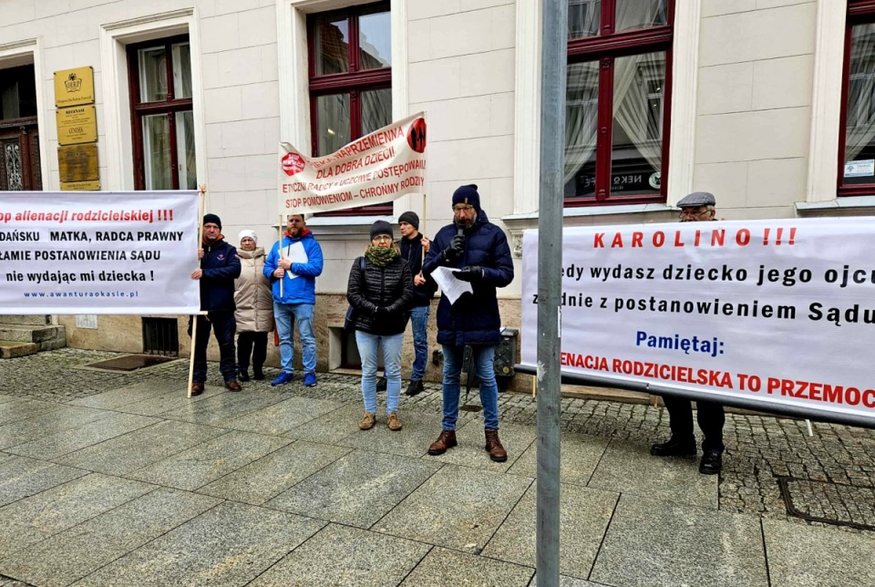„Stop alienacji rodzicielskiej" - pod takim hasłem protestowali w Toruniu ojcowie. Fot. Adriana Andrzejewska-Kuras/arch. PR PiK
