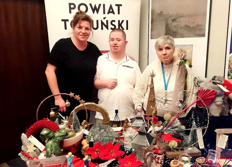 Osoby z niepełnosprawnościami wystawiły na sprzedaż swoje rękodzieła. Fot. nadesłane