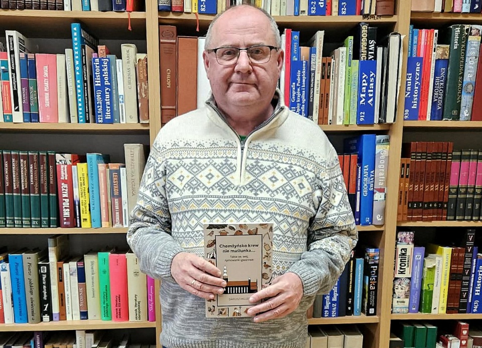 Pan Dariusz Meller prezentuje swoją książkę. Fot. Adriana Andrzejewska-Kuras/PR PiK