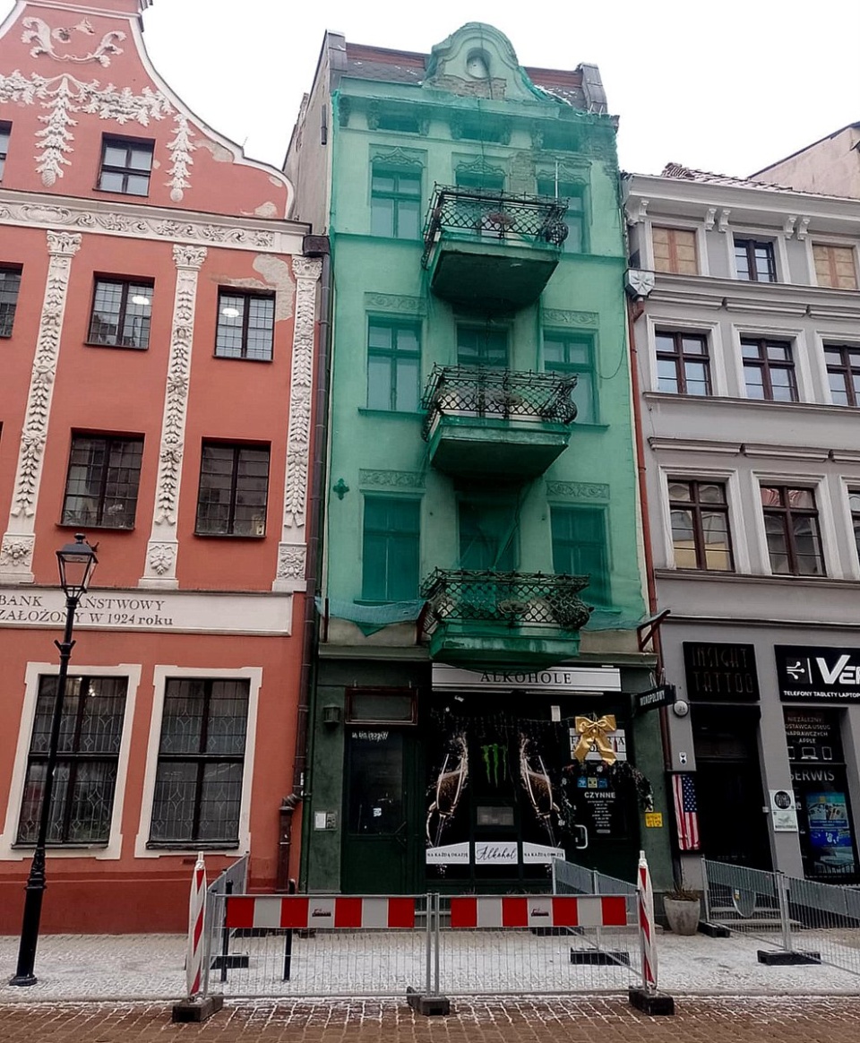 Fragment elewacji oderwał się od jednej z kamienic na toruńskiej Starówce. Fot. Michał Zaręba/PR PiK