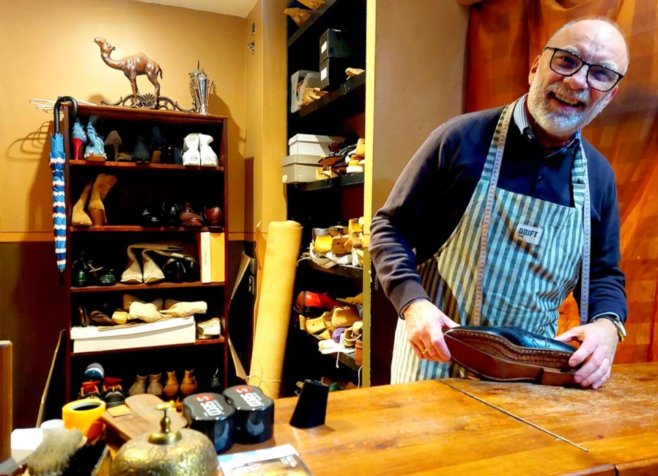 W warsztacie tego szewca, obok butów i kopyt, znaleźć można najnowszy repertuar opery. Fot. Dorota Witt/PR PiK