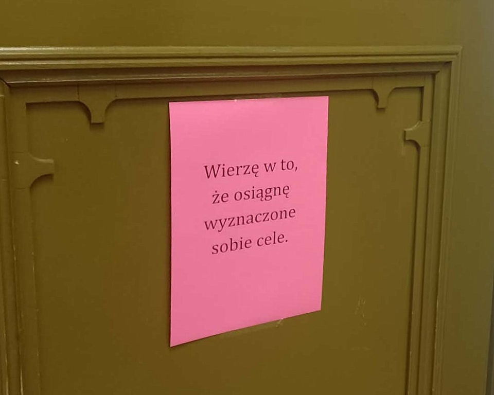 W różnych miejscach touńskiego liceum można było znaleźć bardzo ważne prawdy. Fot. Michał Zaręba/PR PiK